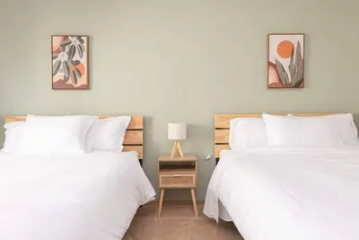 Image de Cozy 2 bedroom condo steps away from the beach