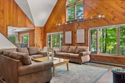 Image de Contemporary 4-Br Alpine Chalet 10-min to Mt. Snow