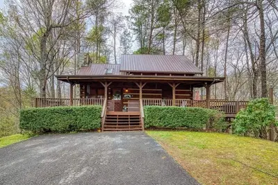 Image de Lacey's Place by Beyond Expectations: Dog-Friendly Cabin w/ Hot Tub & Fire Pit