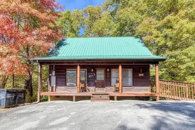 Image de Whispering Pines by Beyond Expectations: Dog Friendly w/ Hot Tub & Fireplace