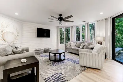 Image de New Renovated Courtside Villa in Tranquil Location - Walk to Beach!