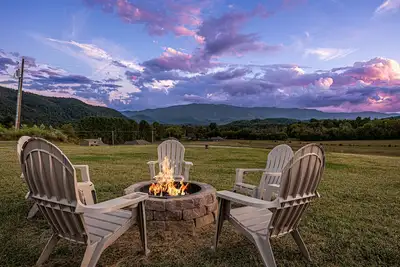 Image de Affordable luxury: mountain view 3 Br cabin w/ hot tub, Wi-Fi and game room fun!