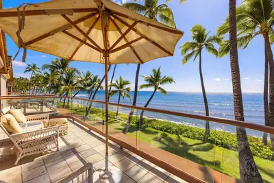 Spectacular, Oceanfront 3 bedroom + den, Ac, pool, sleeps 7.