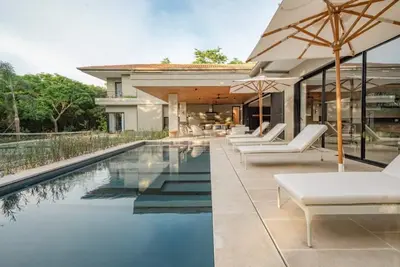 Image de Intimate Luxury Home with Private Pool, Pickleball & Basketball Courts; 200 Meters from the Beach!