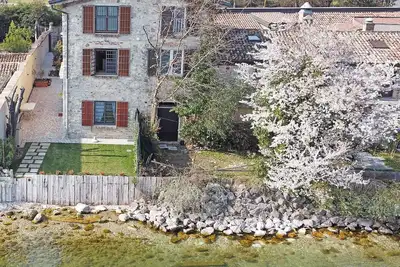 Villa \"L'antica Lugana\" avec vue sur le lac, balcons et Wi-Fi.