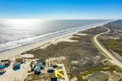 Peek-a-Boo Beach & Bay Views!