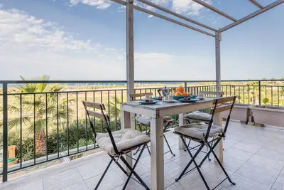 Image de Appartement de vacances \"Cielomare\" avec vue sur la mer, piscine et Wi-Fi.