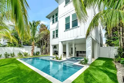 Image de Brand-new luxury home with Rooftop Deck, Pool, and Spa!