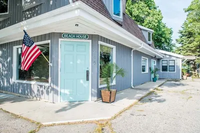 Image de Geneva Beach House - Sleeps 20 |Blocks to Lake |Parking for 10+ Cars |Yard |Group Stays