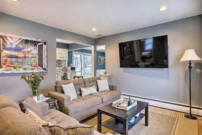 Image de Homelike, peaceful and centrally- home located in the hamlet of Rocky  Point  Ny