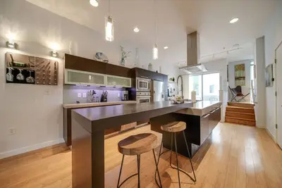 Image de Sophisticated 3-Story/2-Br Midterm Stay Near Uptown!