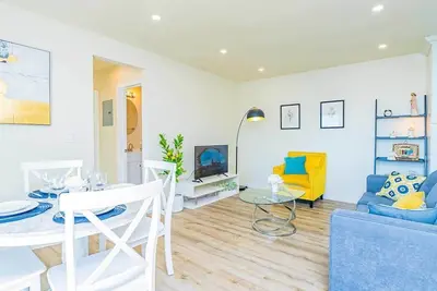Image de Cozy Modern Escape with Balcony Near La Hotspots#8