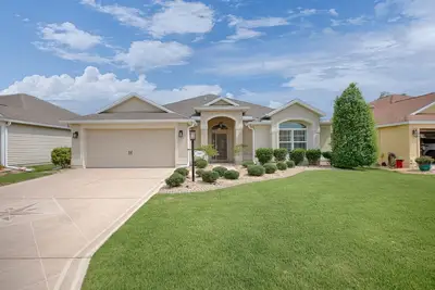 Image de Beautiful 2/2 Designer Home is located North of 466a, Near Lake Sumter Landing.