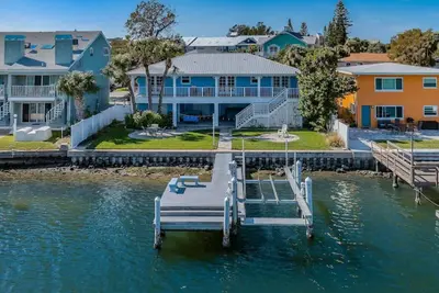 Image de Stunning Bay Waterfront Home with Jacuzzi. Walk to beautiful Beach