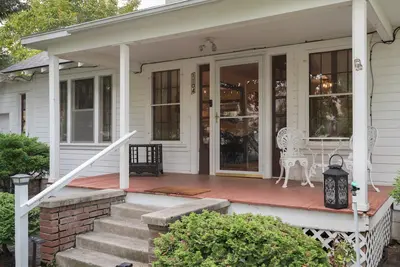 Image de Historic River Front Farmhouse Near Wineries-Private waterfront! Winery tour!