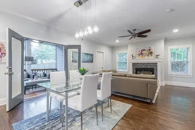 Image de Modern, Walkable Home with Driveway