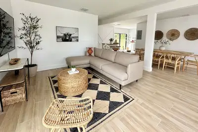 Pool- Sleeps 8- Mins to Calle 8 - SoBe - Brickell