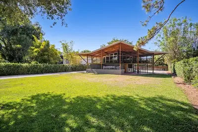 Image de Perfect for multi-generational living, pool home, pet-friendly, 10 mins to Dtsp