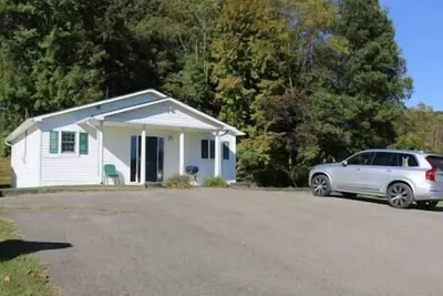 Image de Small House, 2 queen bedrooms, 1 bath, on route 33, Very Nice!