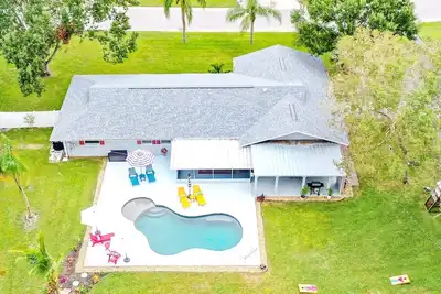 Image de 0. 5 acre Private Yard! Saltwater Pool! Near Ami