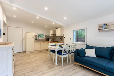Image de Belle maison de vacances privée pour 4 personnes avec Wifi, terrasse et parking