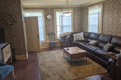 Image de Beautiful circa 1870's home 3 bedrooms with tvs, mini fridges, Roku/amazon tv