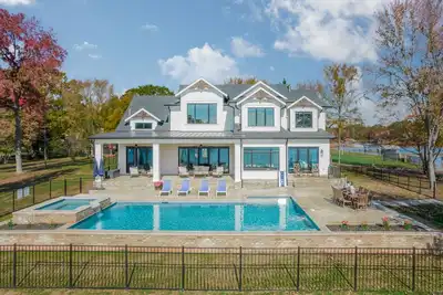 Image de Brand New Luxurious Modern Farmhouse with Pool and Hot Tub - Beauitful Views!