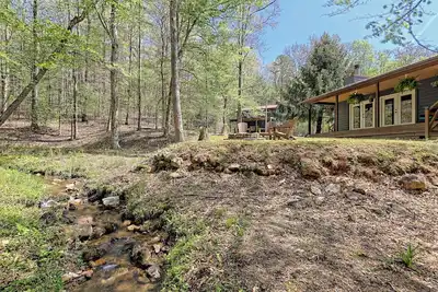 Image de Brand New! Romantic bungalow w/hot tub- minutes from downtown Blue Ridge