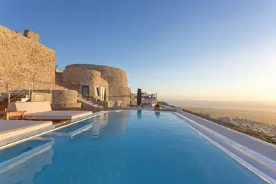 Image de 5 bedroom luxury villa with pool and sea views