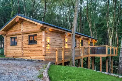 Image de New in 2022. Bluebell Treehouse is the perfect woodland getaway for larger families.
