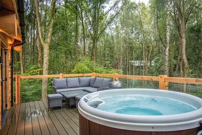 Image de New in 2022. Primrose Treehouse is the perfect woodland getaway for larger families.