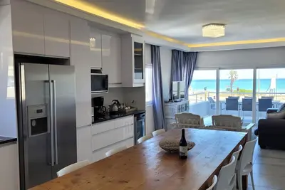 Image de Beachfront property with swimming pool