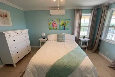 Image de Beachy apartment a few minutes walk to multiple beaches, including Jolly Hall!