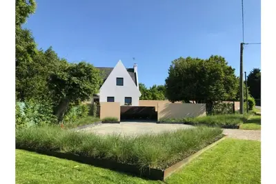 Image de Villa contemporaine avec Jacuzzi extérieur