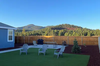 Image de Quiet downtown neighborhood w\/mountain views, private turfed backyard, A\/C & W\/D