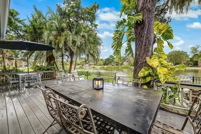Image de Lakeside Retreat |Private Pool| 8min walk Downtown