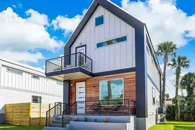 Image de Lux Riberia – 313 | 12-min walk to Historic Dtn