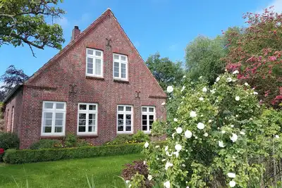 Small farmhouse from 1927 with 1, 600 sqm garden plot, 3 kilometers to the dike