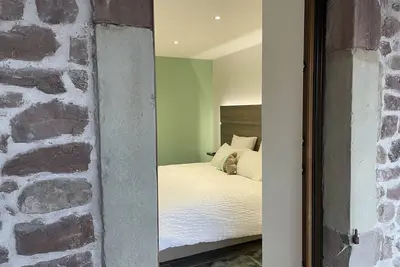 Image de Maison entièrement rénovée de quatre chambres, adultes seulement.
