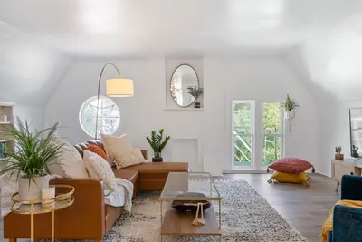 Image de Cozy & Spacious Getaway! Centrally Located.