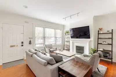 Image de Oak Lawn House • Private Backyard • Wfh Setups