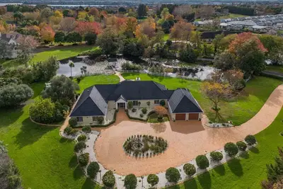 Image de A Majestic Slice of Heaven with a private lake!