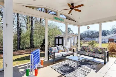 Image de Fenced Yard * Pet Friendly * Covered Patio