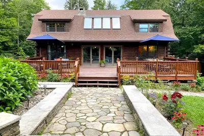 Image de Luxe Log Cabin w New Heated Saltwater Pool