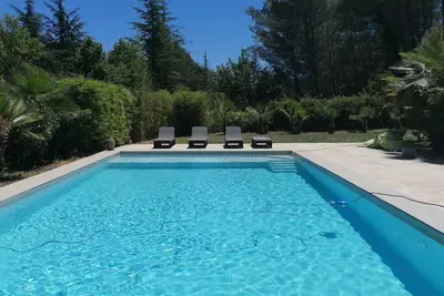 Image de F2 de 70 m² dans la verdure