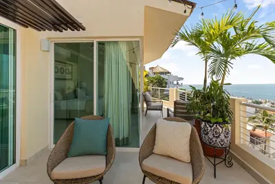 Image de Custom designed Penthouse with sweeping ocean views! 2bd Penthouse for rent in 5
