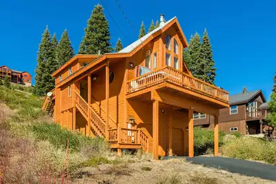 Image de SierraScape_Hot Tub Over Gorgeous MtnViews, Arcade, SteamShower, 400m Wifi, Ev Charger +Pet Friendly