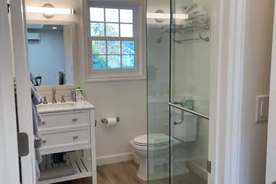 Image de Secluded garden cottage, near Lake Washington, parks, and a diverse neighborhood