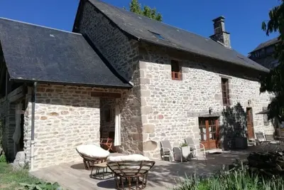 Image de Fermette XIXe restaurée, entre nature et village offrant toutes commodités.