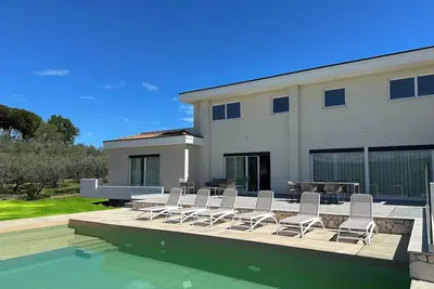 Image de Villa moderne avec piscine vue mer et campagne